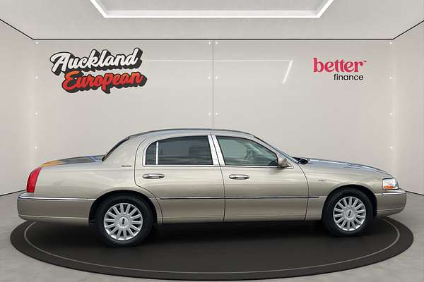 2004 Lincoln TOWN CAR SIGNATURE