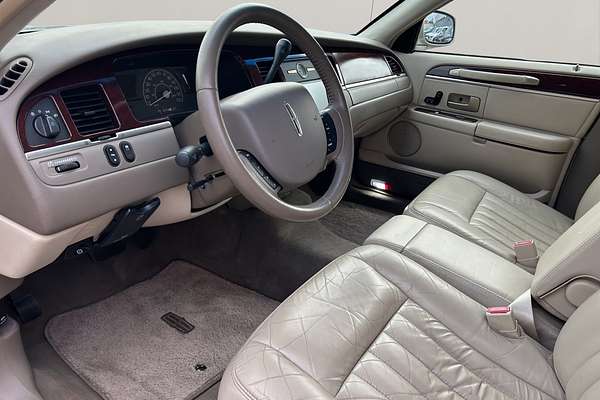 2004 Lincoln TOWN CAR SIGNATURE