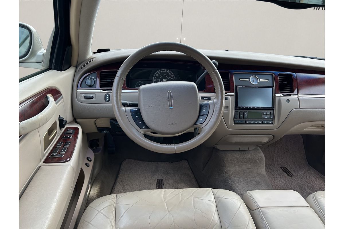 2004 Lincoln TOWN CAR SIGNATURE