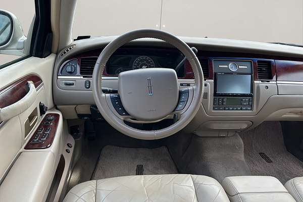 2004 Lincoln TOWN CAR SIGNATURE