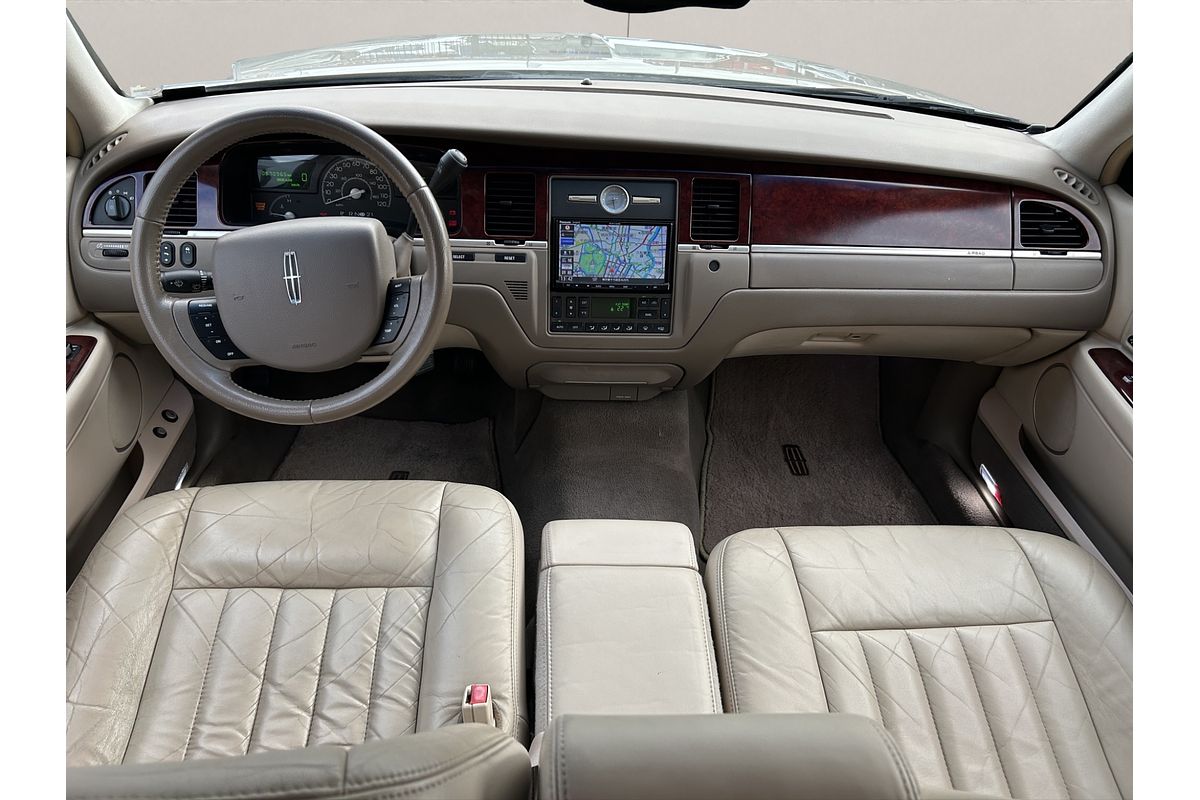 2004 Lincoln TOWN CAR SIGNATURE