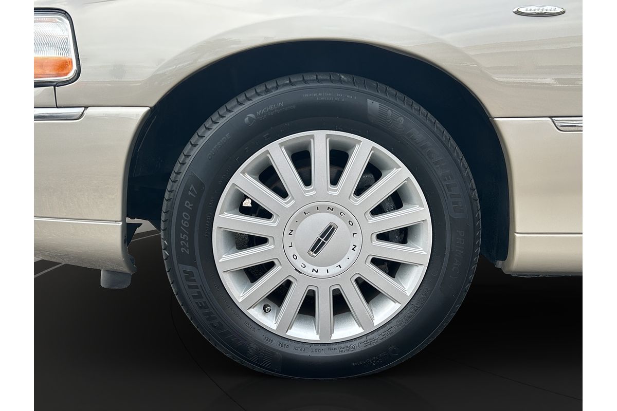 2004 Lincoln TOWN CAR SIGNATURE
