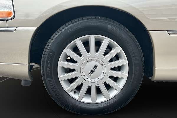 2004 Lincoln TOWN CAR SIGNATURE