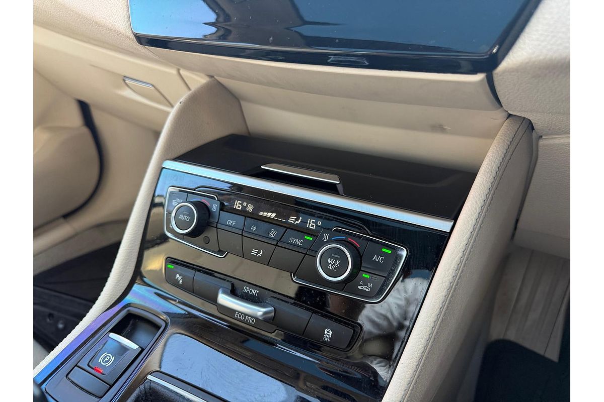 2015 BMW 2 Series 220i Luxury Line F45