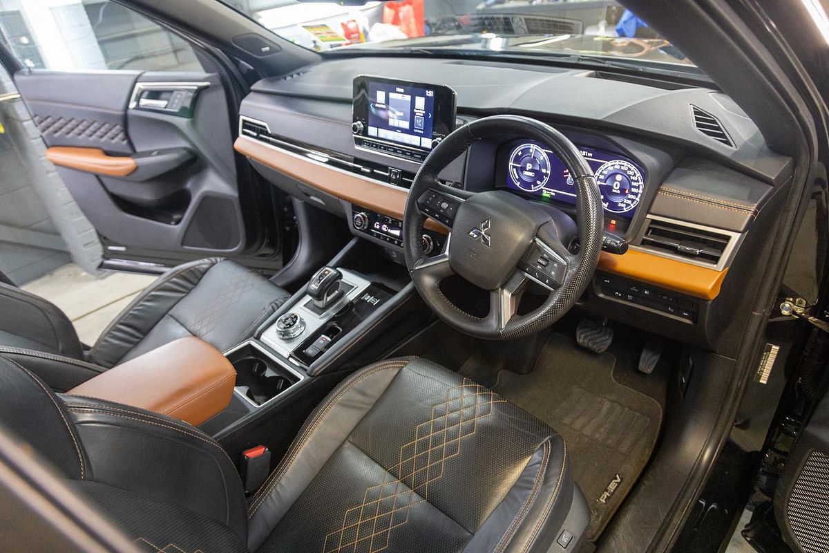 2022 Mitsubishi Outlander PHEV Exceed Tourer ZM