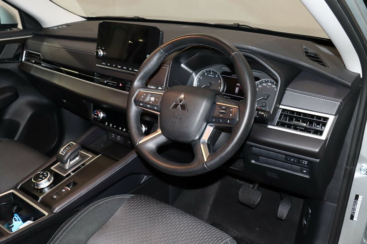 2024 Mitsubishi Outlander LS ZM