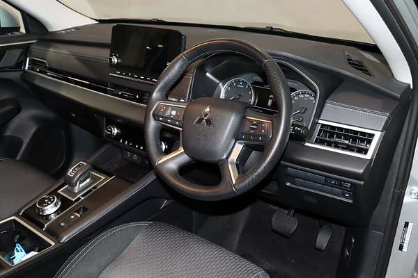 2024 Mitsubishi Outlander LS ZM