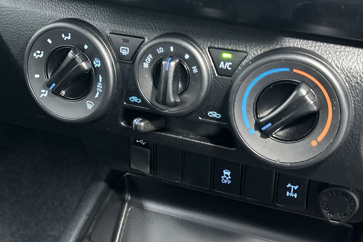 2017 Toyota Hilux SR GUN126R 4X4