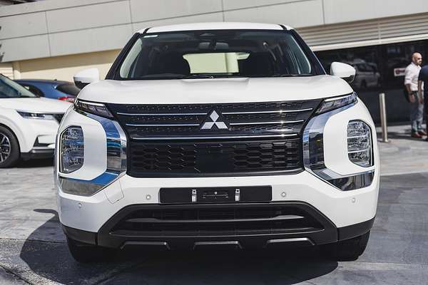 2023 Mitsubishi Outlander ES ZM