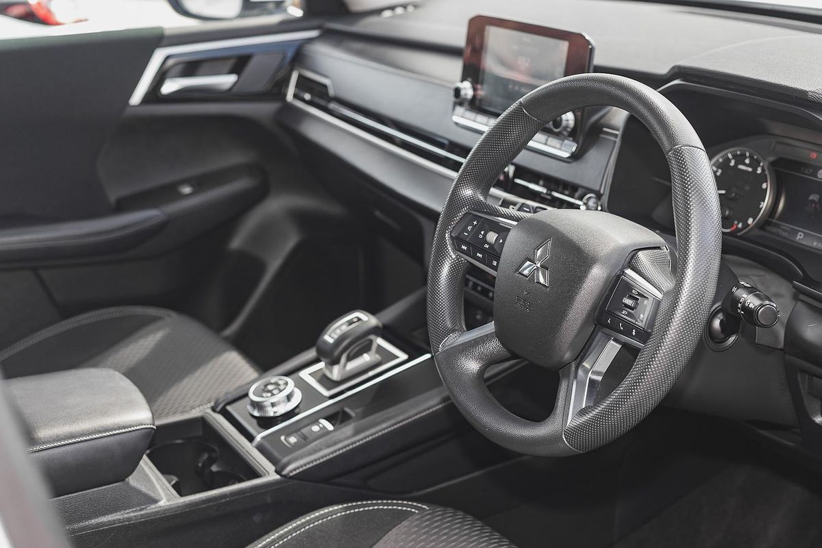 2023 Mitsubishi Outlander ES ZM
