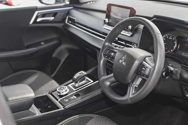 2023 Mitsubishi Outlander ES ZM
