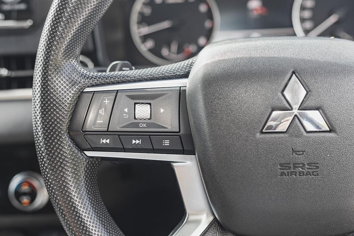 2023 Mitsubishi Outlander ES ZM