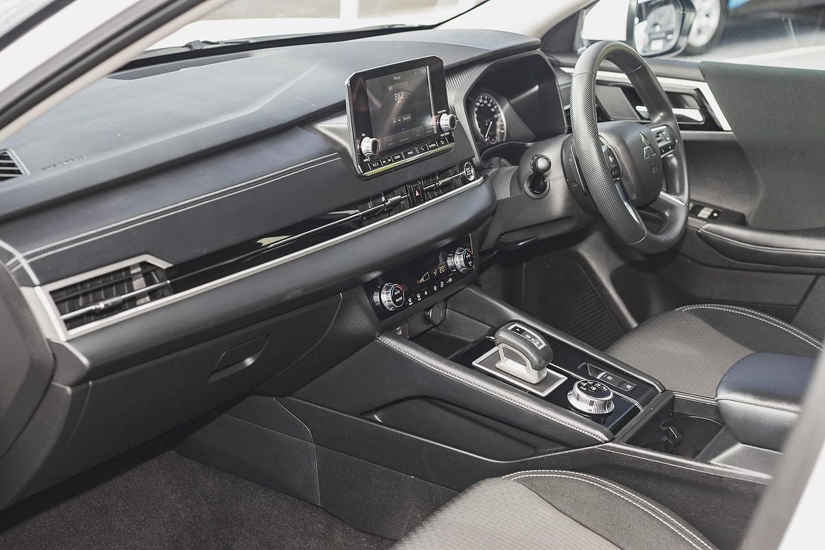 2023 Mitsubishi Outlander ES ZM