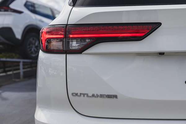 2023 Mitsubishi Outlander ES ZM