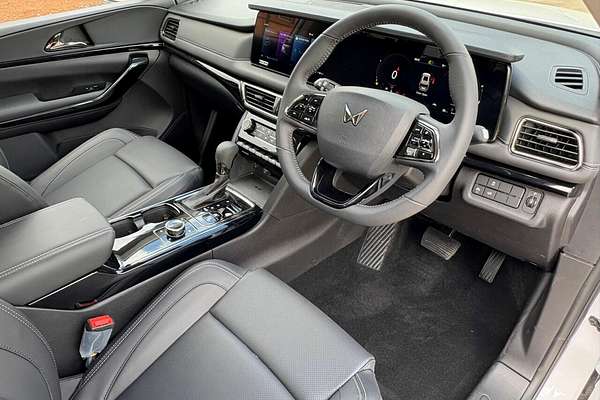 2025 Mahindra XUV700 AX7L MY25