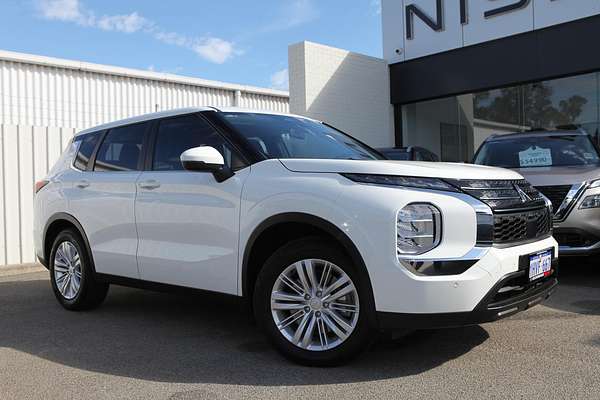 2023 Mitsubishi Outlander ES ZM