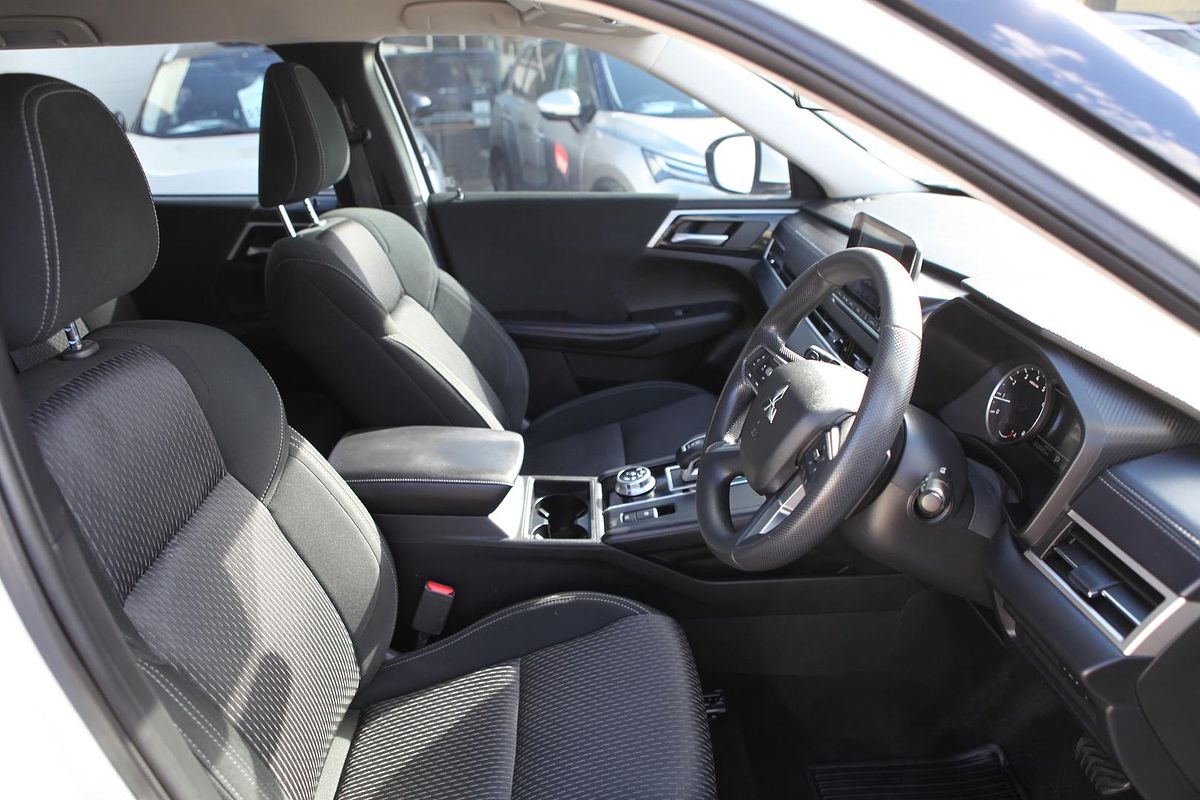 2023 Mitsubishi Outlander ES ZM