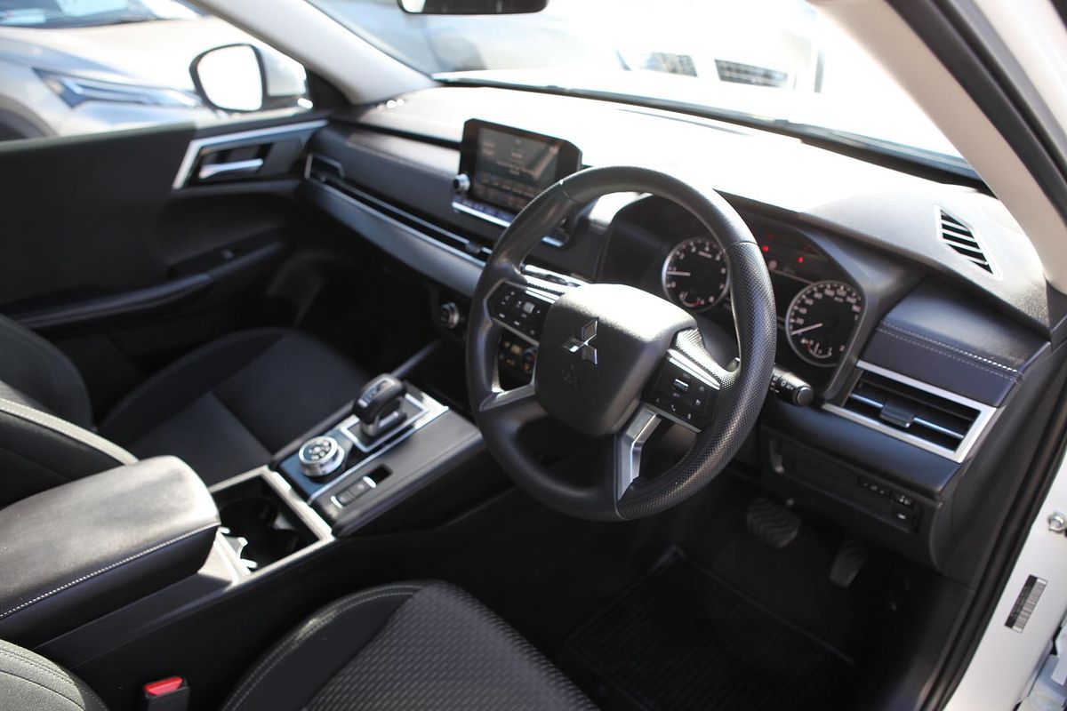 2023 Mitsubishi Outlander ES ZM