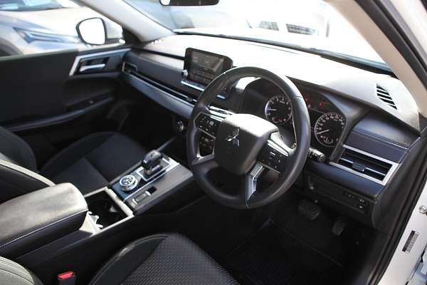 2023 Mitsubishi Outlander ES ZM