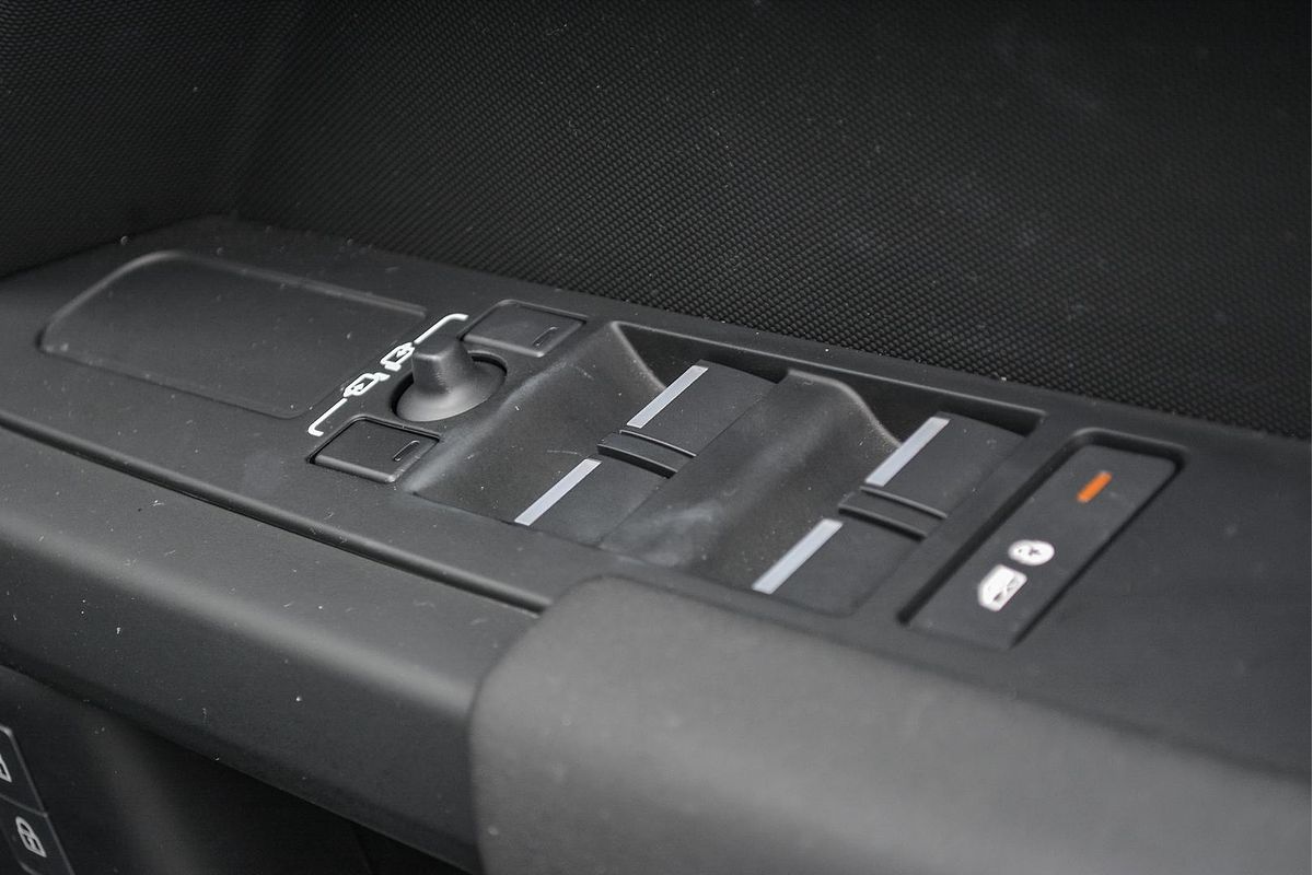2024 Land Rover Defender 110 P300 S L663