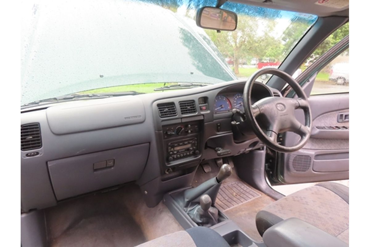 2005 Toyota Hilux SR5 KZN165R 4X4