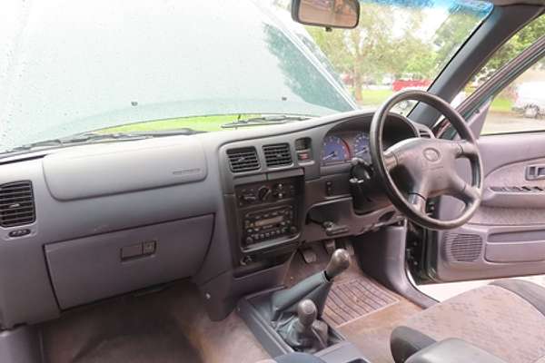 2005 Toyota Hilux SR5 KZN165R 4X4