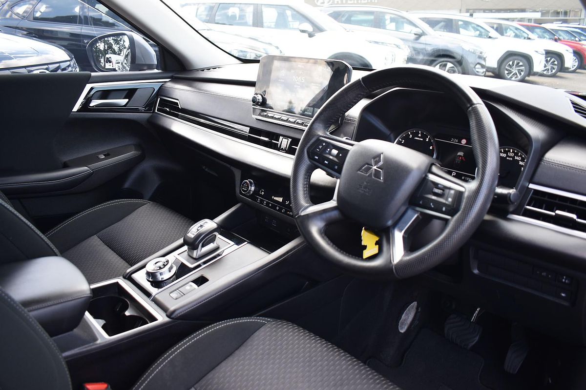 2023 Mitsubishi Outlander LS ZM