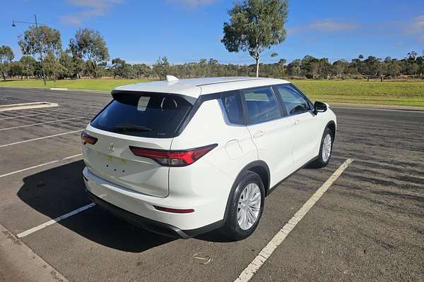 2024 Mitsubishi Outlander ES ZM