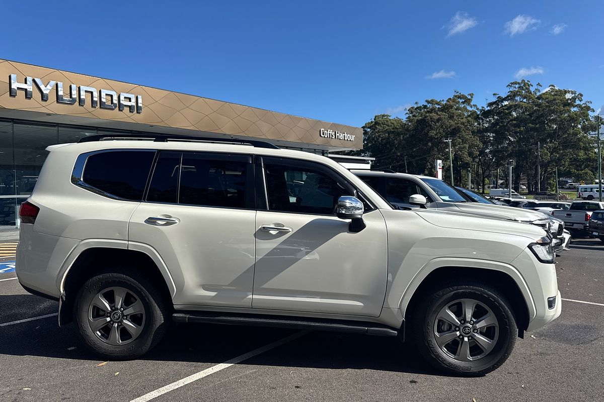 2022 Toyota Landcruiser Sahara FJA300R