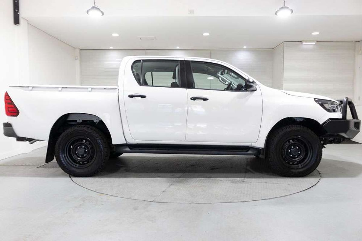 Hilux 4x4 SR 2.8L T Diesel Automatic Double Cab 