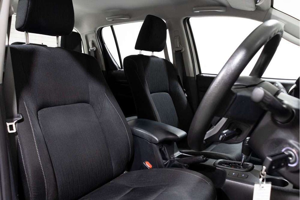 Hilux 4x4 SR 2.8L T Diesel Automatic Double Cab 