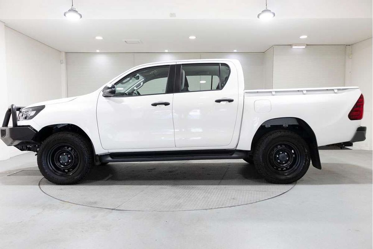 Hilux 4x4 SR 2.8L T Diesel Automatic Double Cab 