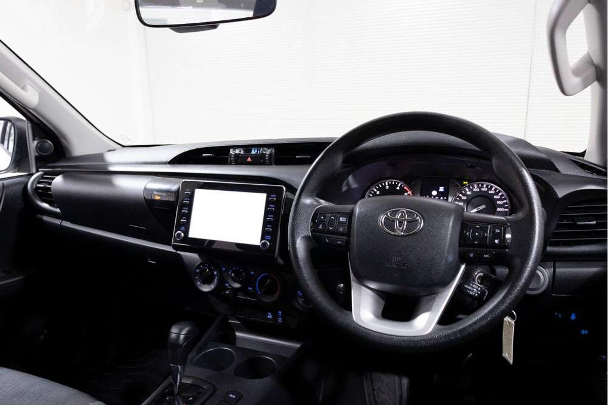 Hilux 4x4 SR 2.8L T Diesel Automatic Double Cab 