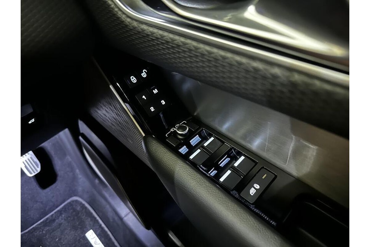 2018 Land Rover Range Rover Velar P300 R-Dynamic SE L560