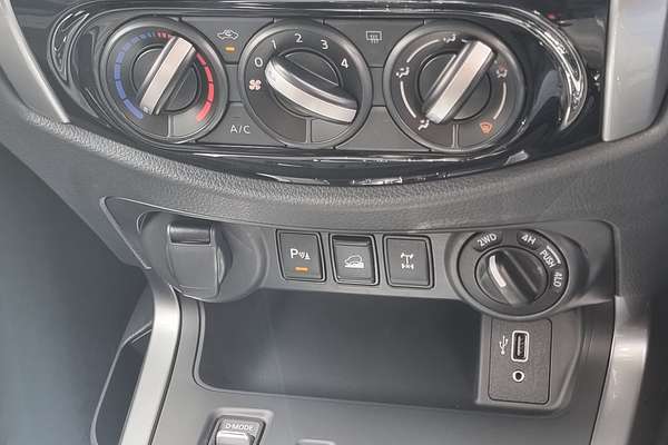 2025 Nissan Navara ST D23 4X4
