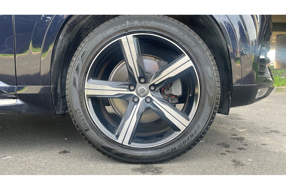 2016 Volvo XC90 T6 Momentum