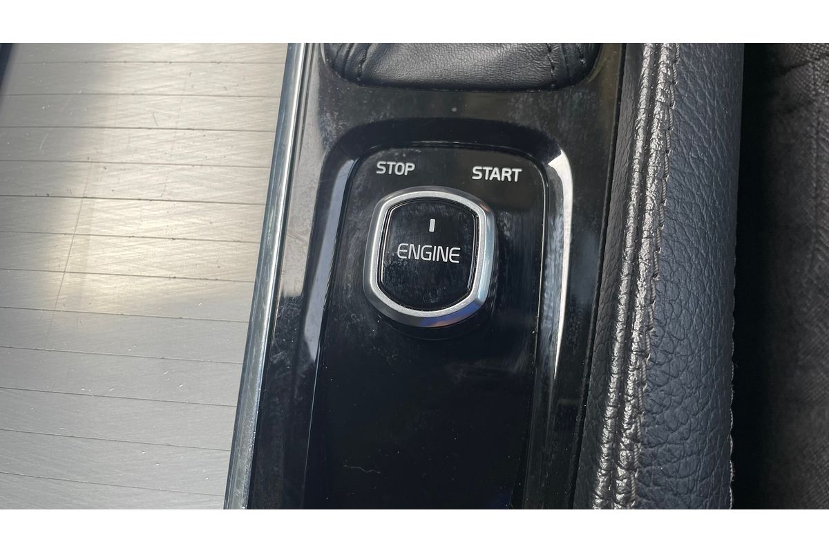 2016 Volvo XC90 T6 Momentum