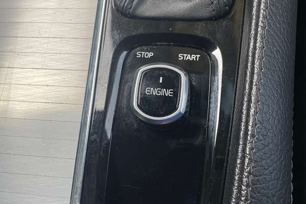 2016 Volvo XC90 T6 Momentum