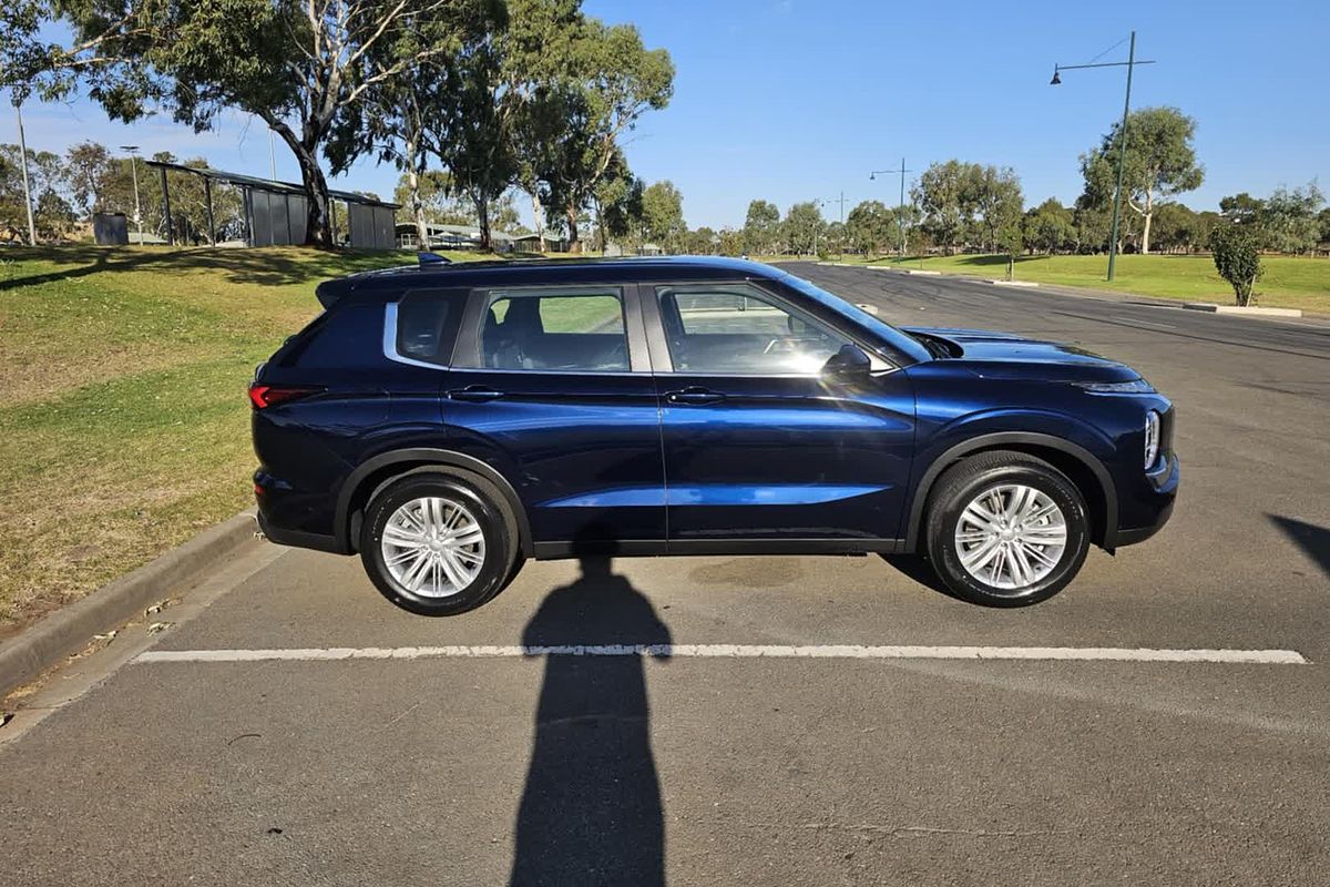 2024 Mitsubishi Outlander ES ZM