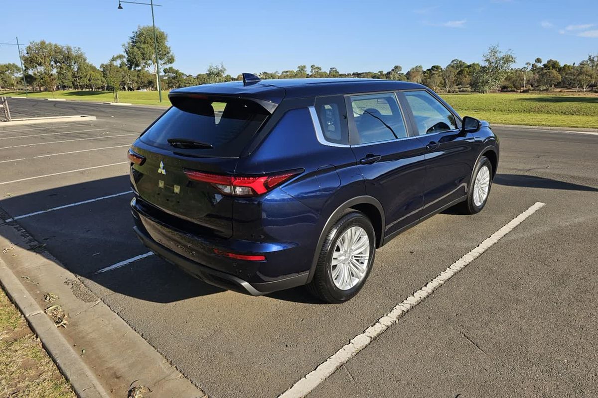 2024 Mitsubishi Outlander ES ZM