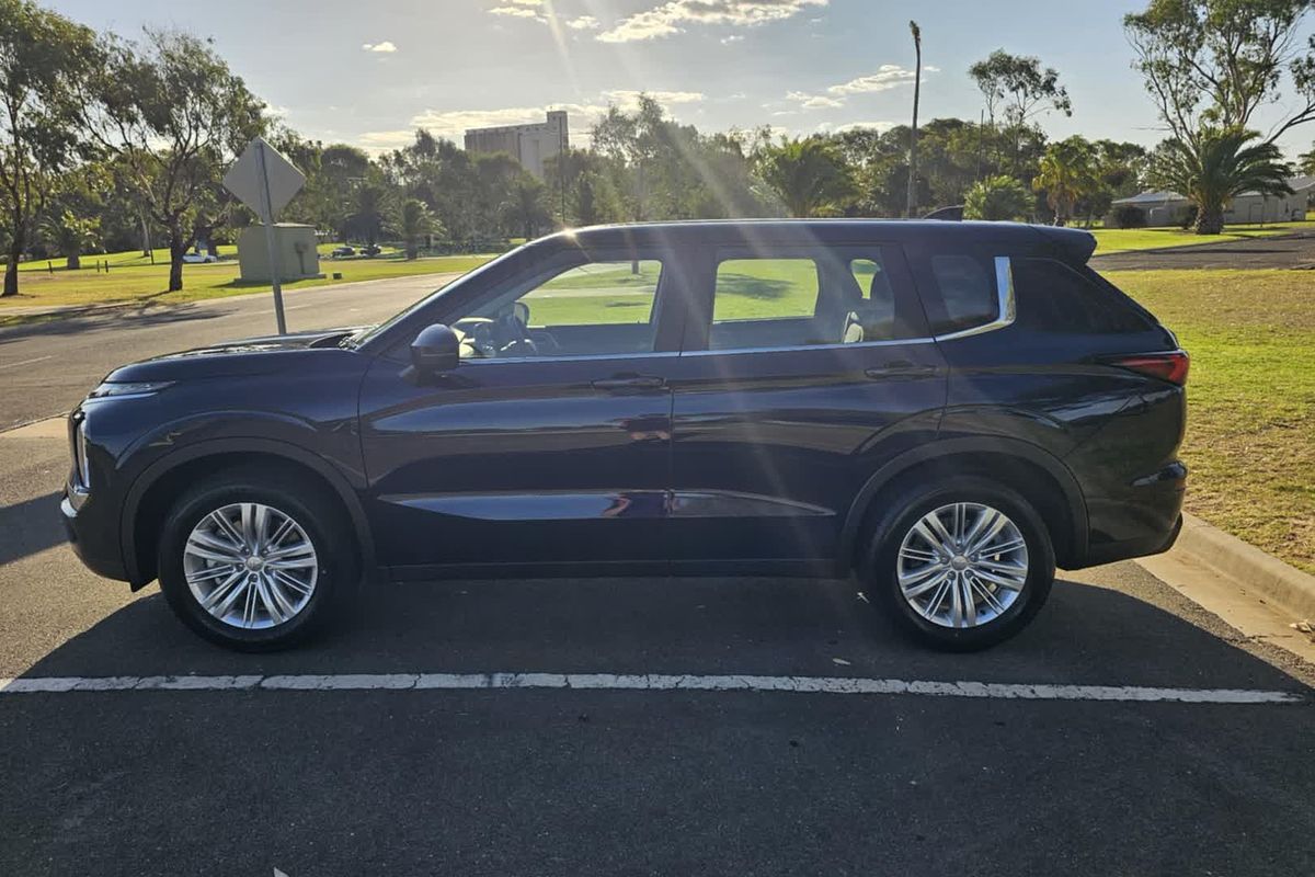 2024 Mitsubishi Outlander ES ZM