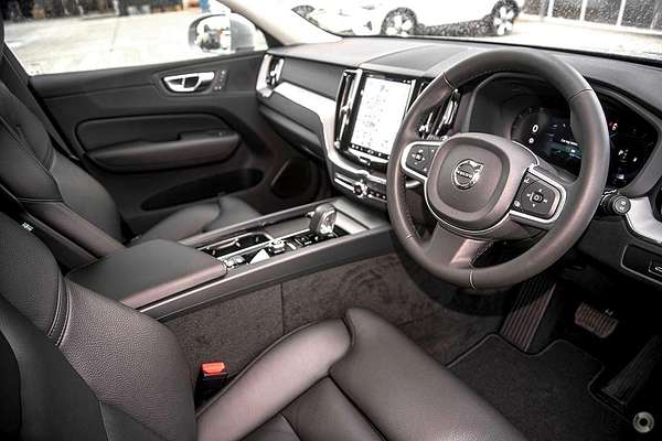 2024 Volvo XC60 Plus B5