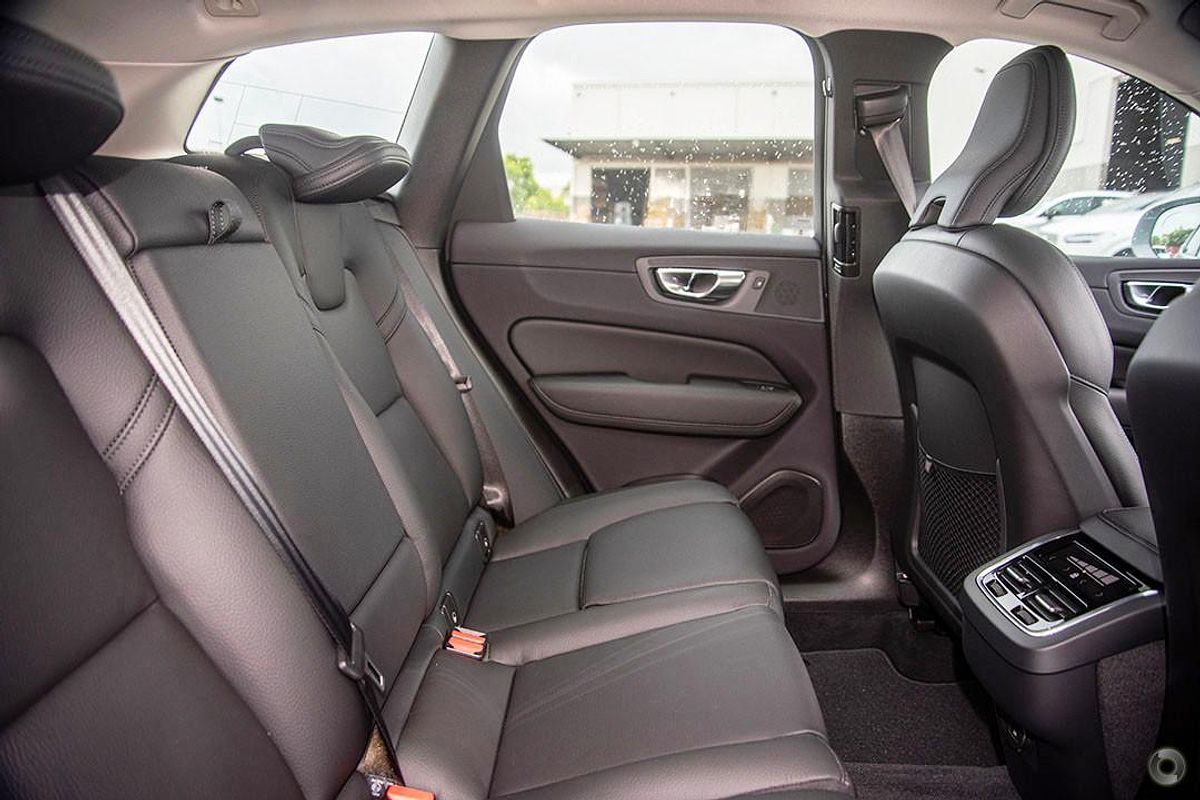 2024 Volvo XC60 Plus B5