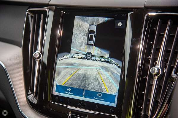 2024 Volvo XC60 Plus B5