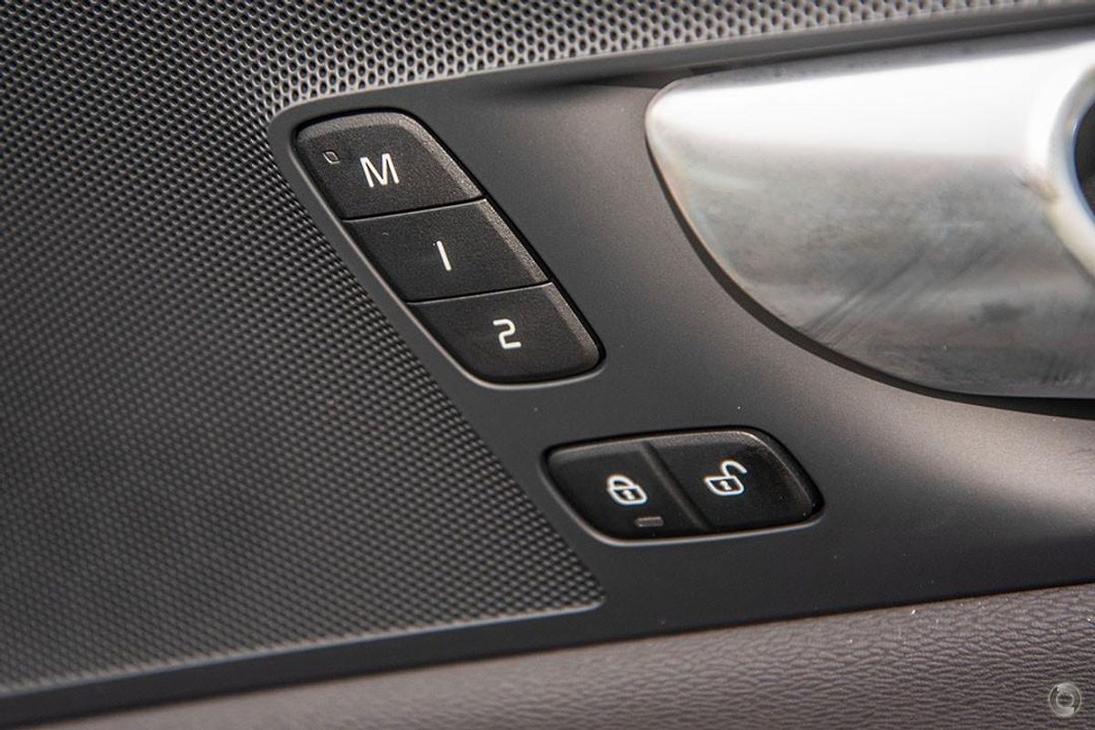 2024 Volvo XC60 Plus B5