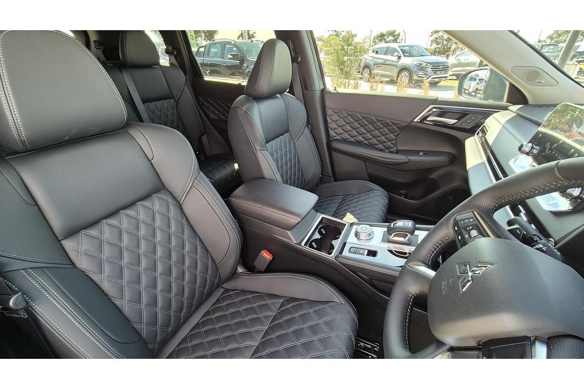 2024 Mitsubishi Outlander Exceed ZM
