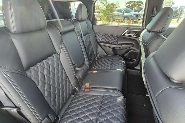 2024 Mitsubishi Outlander Exceed ZM