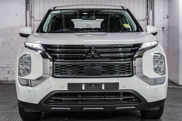 2023 Mitsubishi Outlander ES ZM