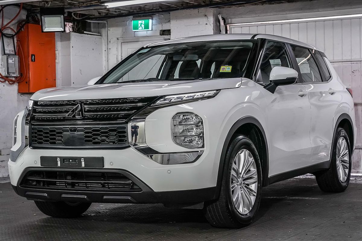 2023 Mitsubishi Outlander ES ZM