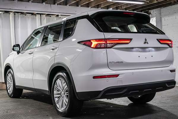 2023 Mitsubishi Outlander ES ZM